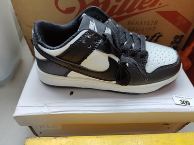 Lot 309 - Trainers bearing logos