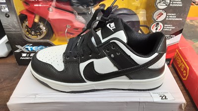 Lot 22 - Kids Trainers bearing Nike logo