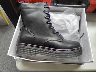 Lot 297 - Boots black and purple