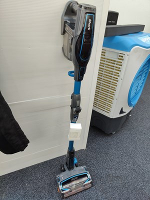 Lot 124 - Shark duo clean cordless vacuum tested working