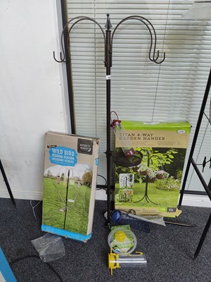 Lot 197 - 2 garden bird feeding station
