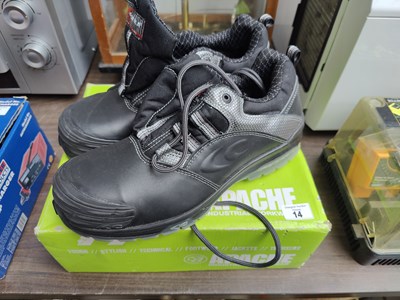 Lot 14 - 2 pairs of safety boots