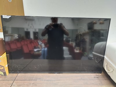 Lot 27 - Samsung television with no stand or remote fully working
