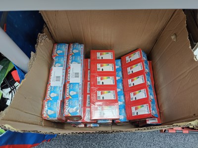 Lot 54 - Box of lightbulbs