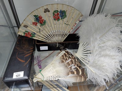 Lot 101 - Decorative box containing feather fans