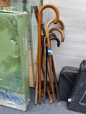 Lot 136 - Bundle of walking sticks in various sizes and styles