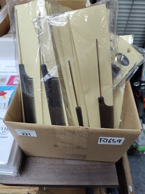Lot 221 - Qty of combs