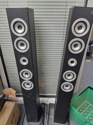 Lot 232 - 2 stand up speaker system