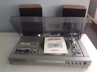 Lot 15 - Panasonic SG-4000 belt drive turntable with speakers