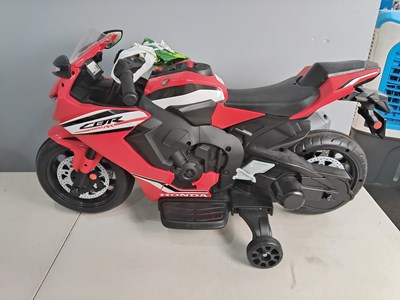 Lot 131 - Kids honda motorbike with charger