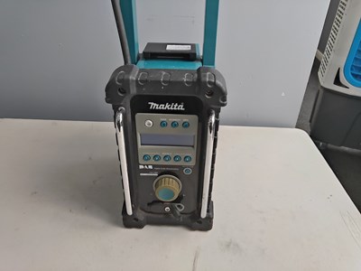 Lot 26 - Makita DAB site radio with charger