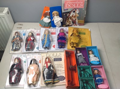 Lot 221 - Dolls of the world collection