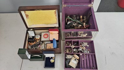 Lot 165 - 2 jewellery display boxes with large qty contents