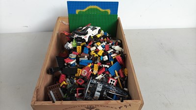 Lot 18 - Large qty of loose Lego Inc figures and vehicles