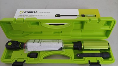 Lot 38 - drive click torque wrench set