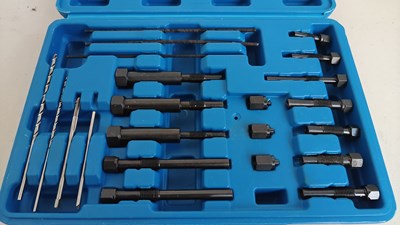 Lot 239 - Glow plug removal set
