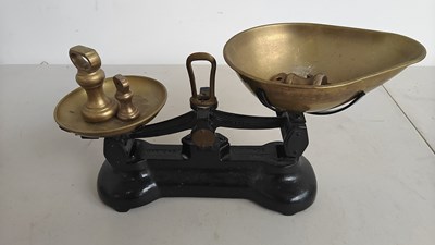 Lot 32 - New World Vintage Style Weighing Scales