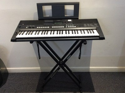 Lot 136 - Yamaha PSR E433 Electric Keyboard With Stand & Bag