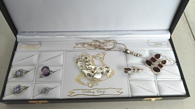 Lot 159 - Case containing selection of jewellery
