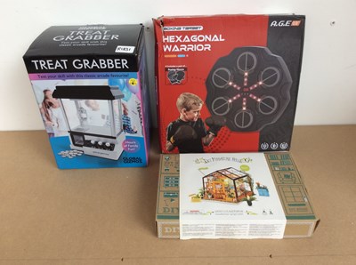 Lot 154 - Bundle Of Misc Including Mini Arcade Claw Machine, Punch Machine & Build A Home DIY Kit