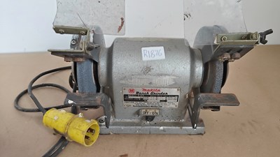 Lot 22 - Makita bench grinder