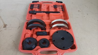 Lot 18 - Volkswagen wheel bearing removal tool