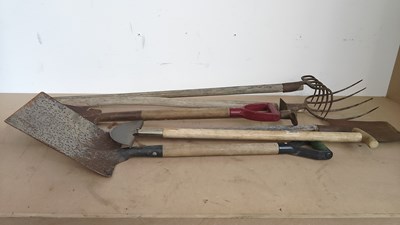 Lot 202 - Job Lot Of garding tools