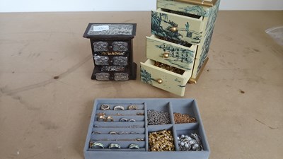 Lot 131 - Qty of costume jewellery with cases