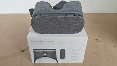 Lot 98 - Google daydream view vr headset