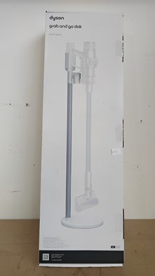 Lot 121 - Dyson grab and go dok