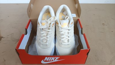 Lot 104 - Nike air max uk size 4.5