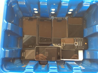 Lot 165 - Bundle of old mobile phones