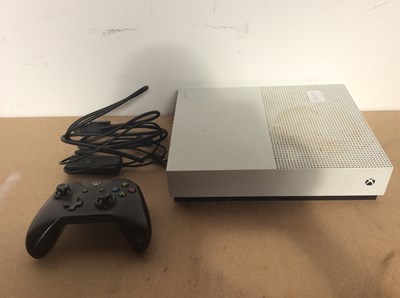 Lot 6 - White Xbox with controller