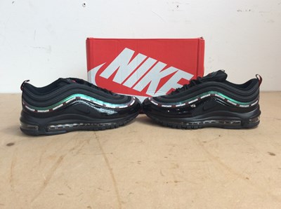 Lot 77 - Trainers bearing Nike logo size 8.5