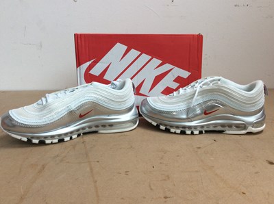 Lot 87 - White trainers bearing Nike logo size 8.5