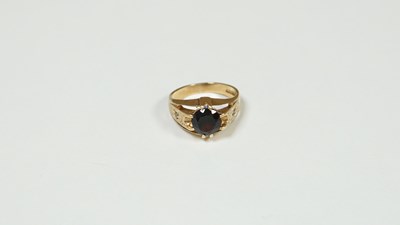 Lot 17 - 9ct Gold Garnet ring 6.79gram, est £180-£210