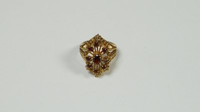 Lot 18 - 9ct gold Vintage garnet cluster ring 6.04gram est £180-£240