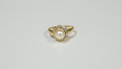 Lot 20 - 18ct Gold Pearl and Diamond ring, 3.52gram, est £200-£250