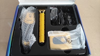 Lot 47 - Cordless hair clipper set including shaver