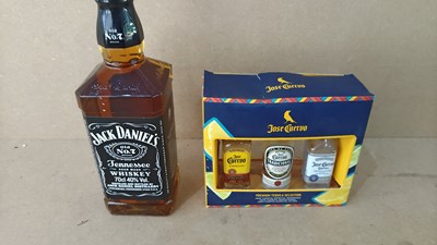 Lot 79 - Jack Daniels 70cl with miniatures