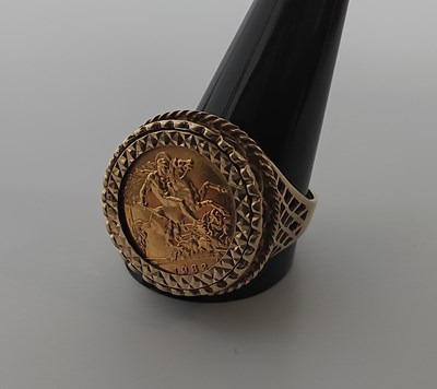 Lot 41 - Half Gold Sovereign ring 9.62gram est £400- £480