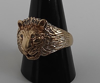 Lot 44 - 9ct Gold ring with Diamond eyes 6.70gram, est,£180- £220