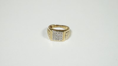 Lot 45 - 9ct Gold ring with Diamonds 7.55gram est, £200- £240