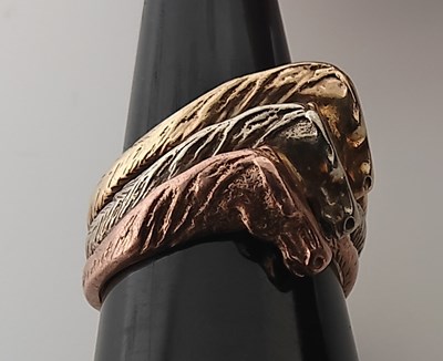 Lot 14 - 9ct Gold 3 Colour Horse ring 8.35 gram, est £250- £300
