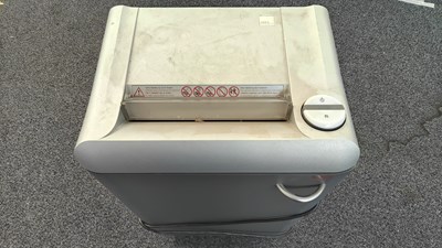 Lot 67 - Pitney bowes 1324c office shredder