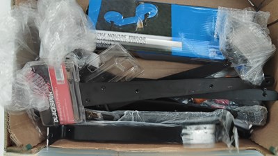 Lot 237 - Box of garden / DIY misc