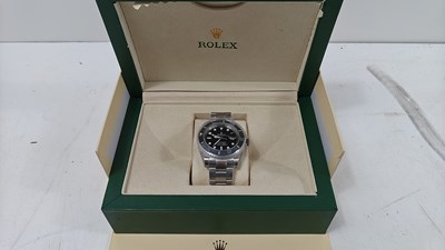 Lot 107 - Watch bearing rolex logo in display box