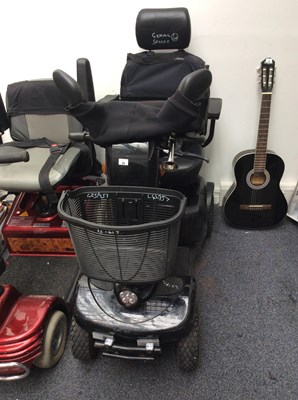 Lot 58 - Black mobility scooter with keys and charger