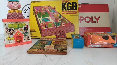 Lot 33 - Qty vintage toys in kgb game and jack in the box