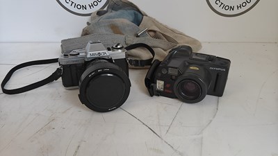 Lot 124 - 2 cameras in carry bag one Minolta and one Olympus